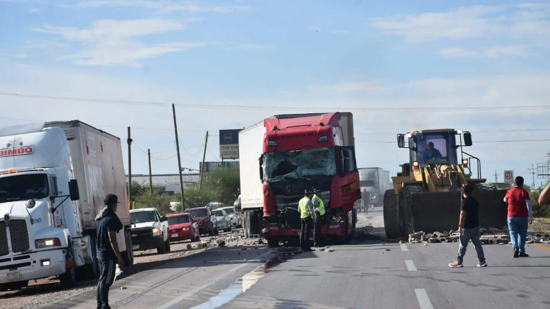 choque camión y tráiler en carretera Delicias-Chihuahua